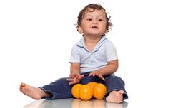 لمس محیط اطراف در کودک یکساله- لمس محیط اطراف در کودک یکساله